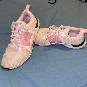 Woman’s nike tennis shoes size 8